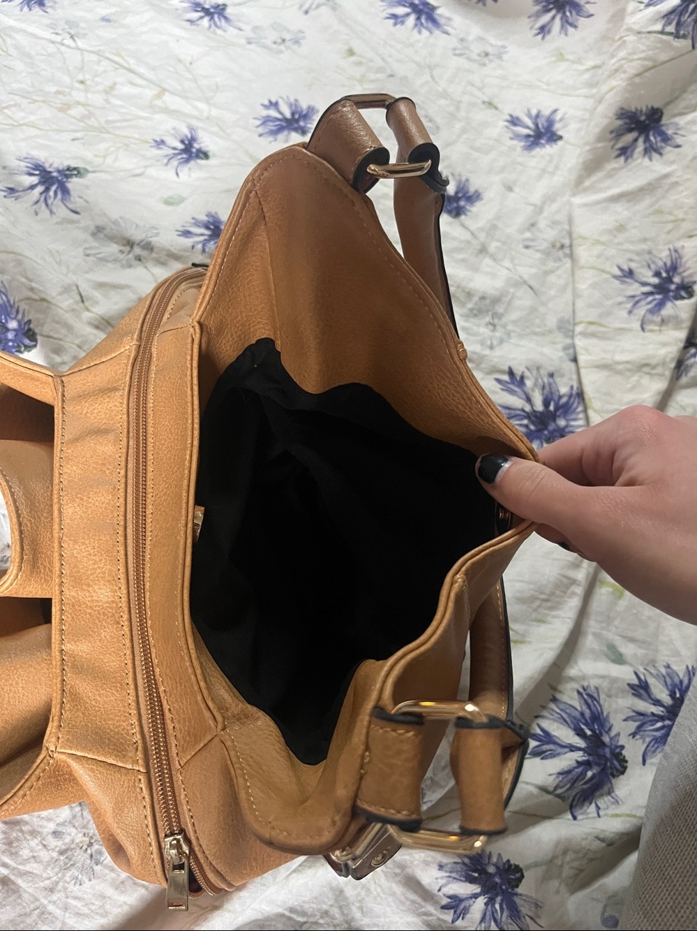 Tan Women's Shoulder Bag – Soft Pebble Leather Look with Zip Pocket 🤎👜 - Picture 3 of 6